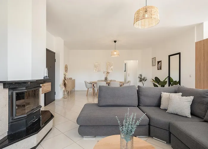 Sol Luxury Apartment - Close To The Beach With A Private Mini Pool